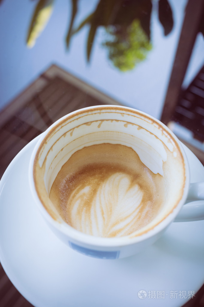 在一个白色的杯热咖啡