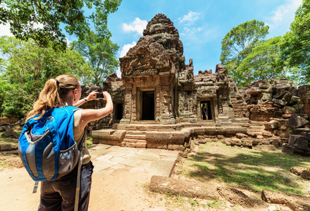 与智能手机之间的柬埔寨吴哥窟遗址旅游