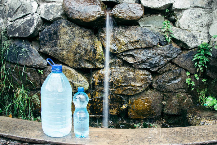 满瓶的水从源头