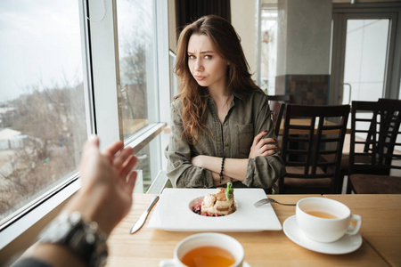 不快乐的女人坐在咖啡馆