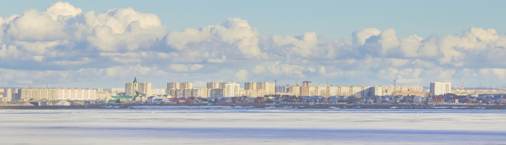 在城市上空多云的天空