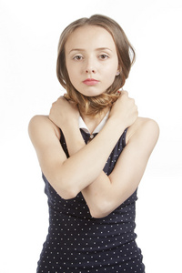 女孩抱着自己的肩膀上插画