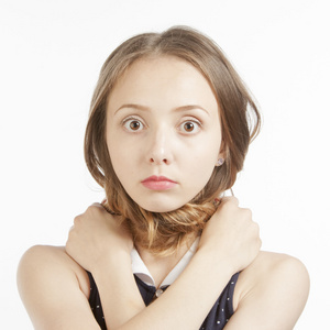 伤心的女孩抱着自己的肩膀上插画