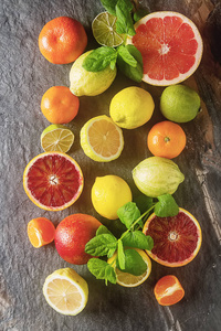 柑桔汁水果和切片橙 葡萄柚 柠檬 石灰
