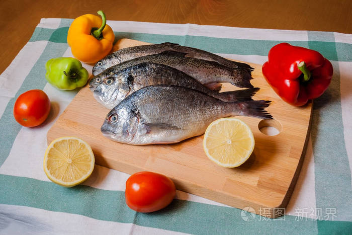 在木砧板上新鲜的鱼