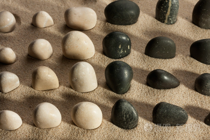 石头埋在沙子在阳光下