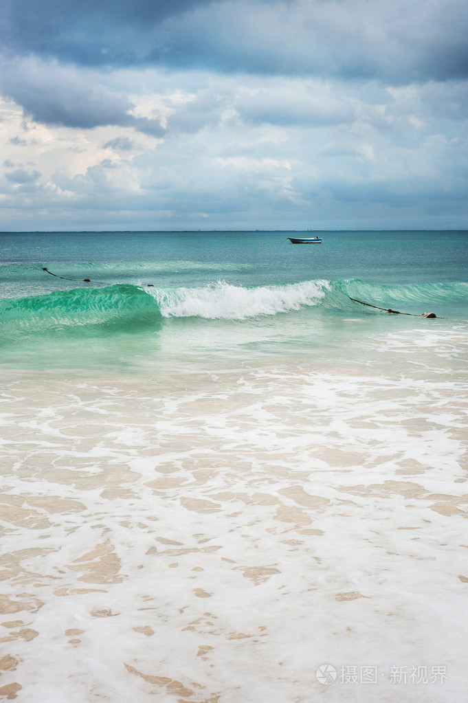海浪与停泊的船