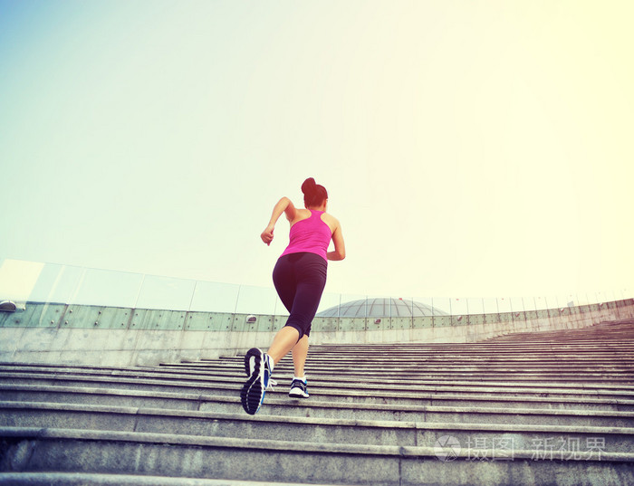 跑步运动员在楼梯上运行