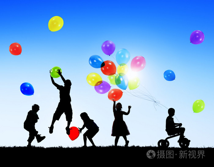 儿童玩气球和骑自行车