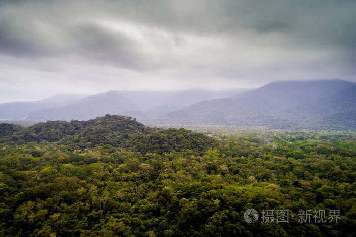 森林景观和山在阴天在巴西