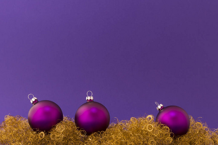 紫色圣诞球上金色亮片