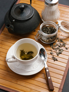 杯子 茶壶和茶罐