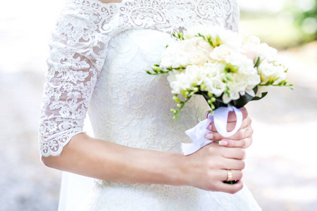 在新娘手中的花束
