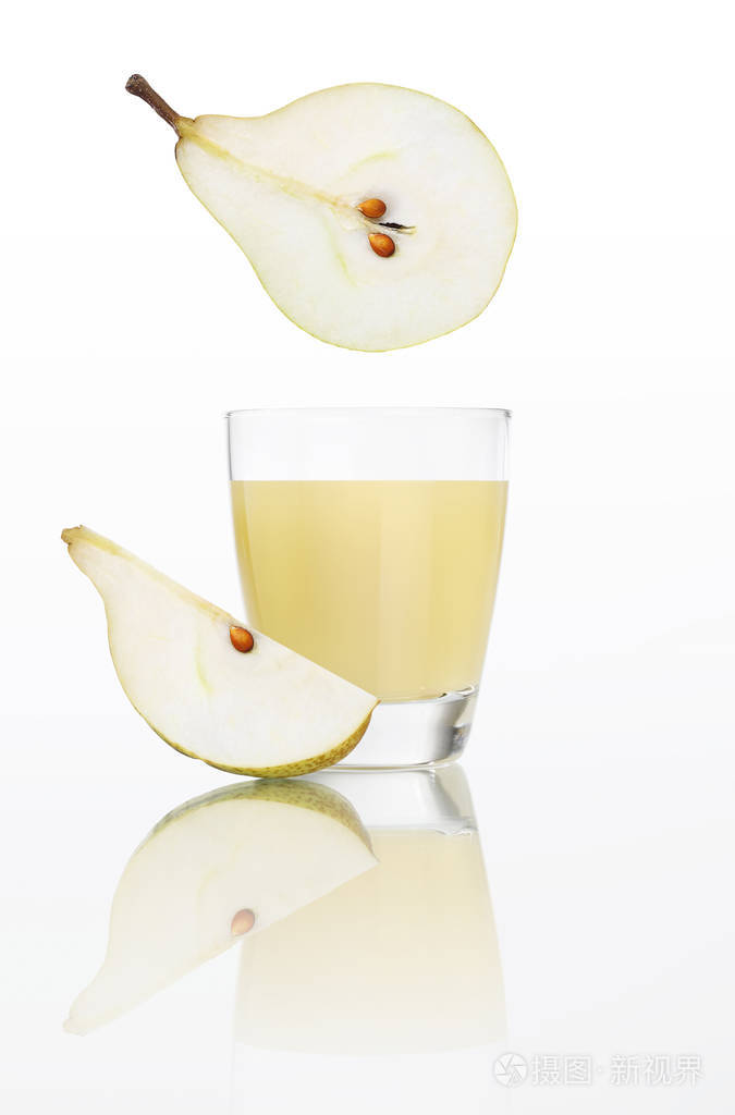 在玻璃隔离在白色背景上的梨汁