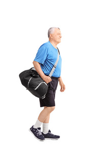 老人背着一个运动包