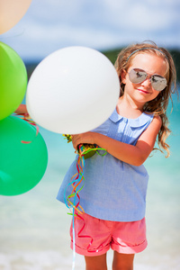 可爱的小女孩与气球在海滩