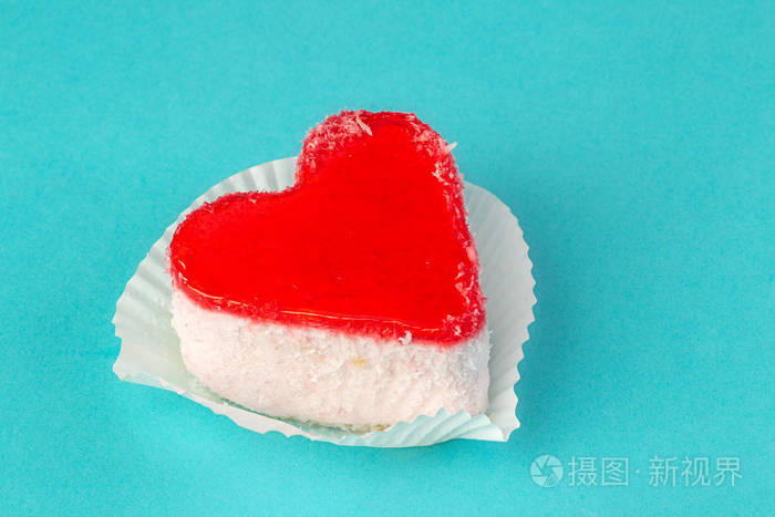 明亮的心蓝色背景形式蛋糕