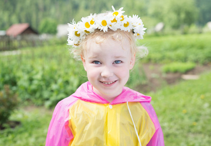可爱的小微笑女孩在洋甘菊花圈