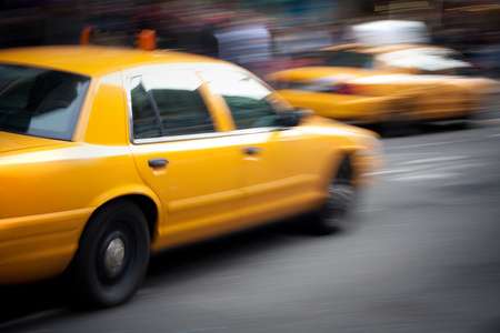 超速驾驶黄色出租车运动模糊
