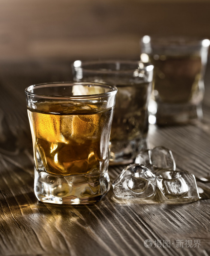 加冰的威士忌