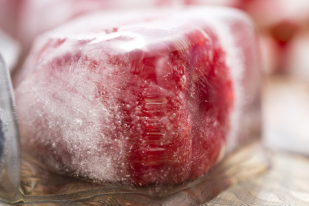 冻在冰块中的新鲜浆果