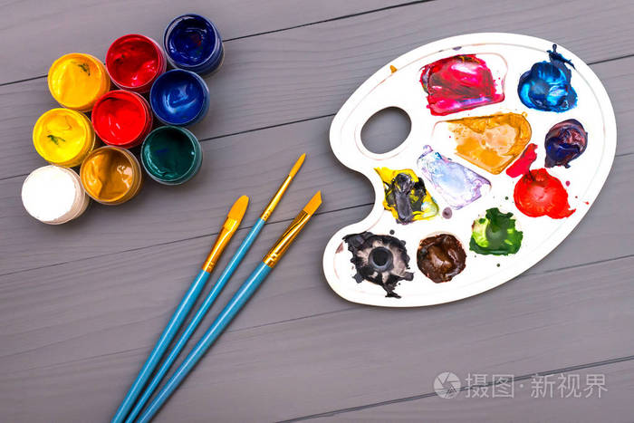 调色板画笔和颜料