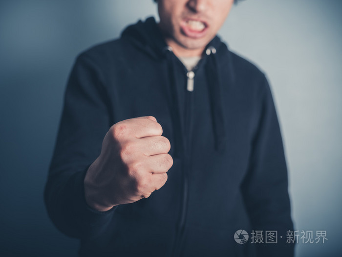 年轻男子抡起拳头