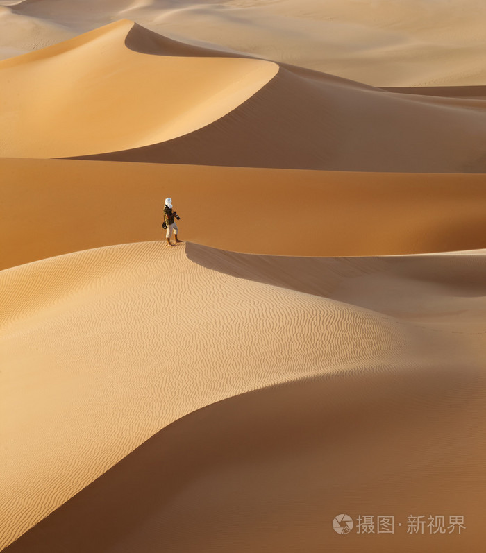 孤单的旅客,在沙漠中