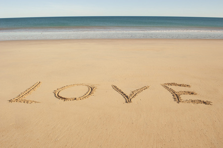 情书写在海滩上的沙子图片