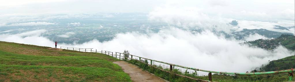 女人看着山风景视图与 wav 的全景