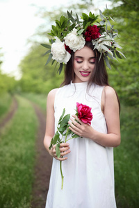 花圈的年轻女子