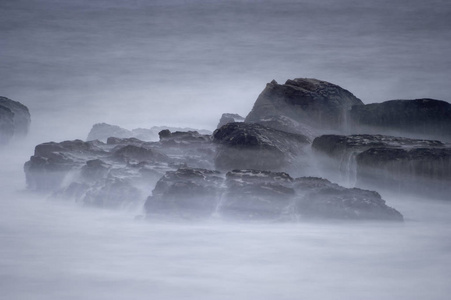 长时间曝光大海的岩石图片