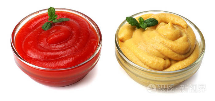 玻璃碗里的番茄酱和芥末酱孤立对白色