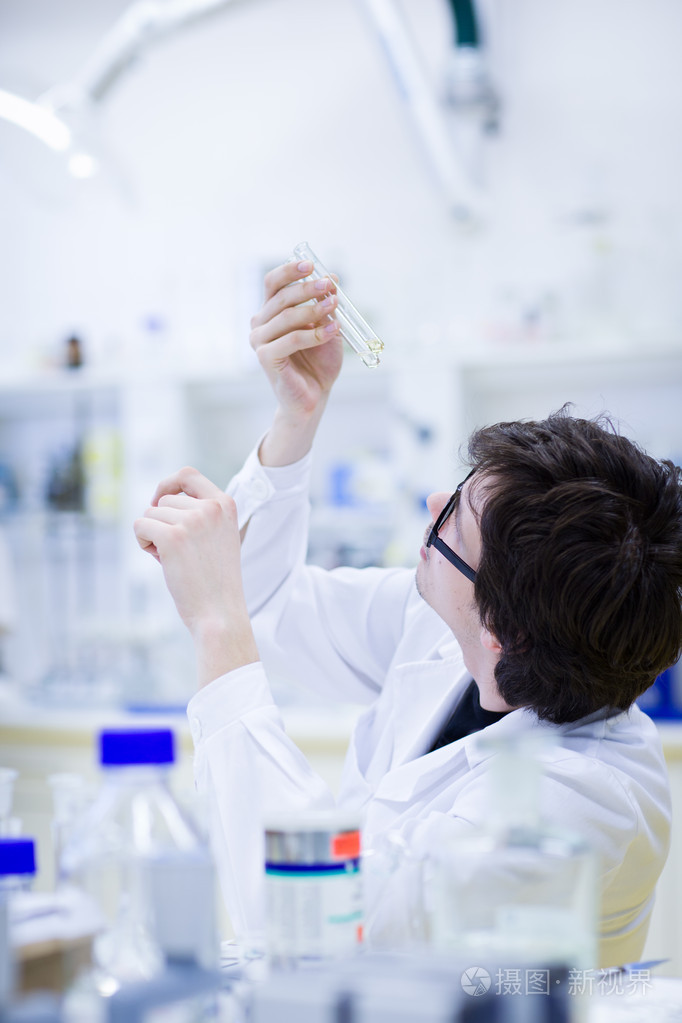 开展在化学科学研究的年轻男研究员