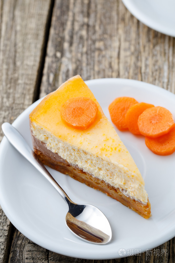 甜一块白板上的胡萝卜蛋糕