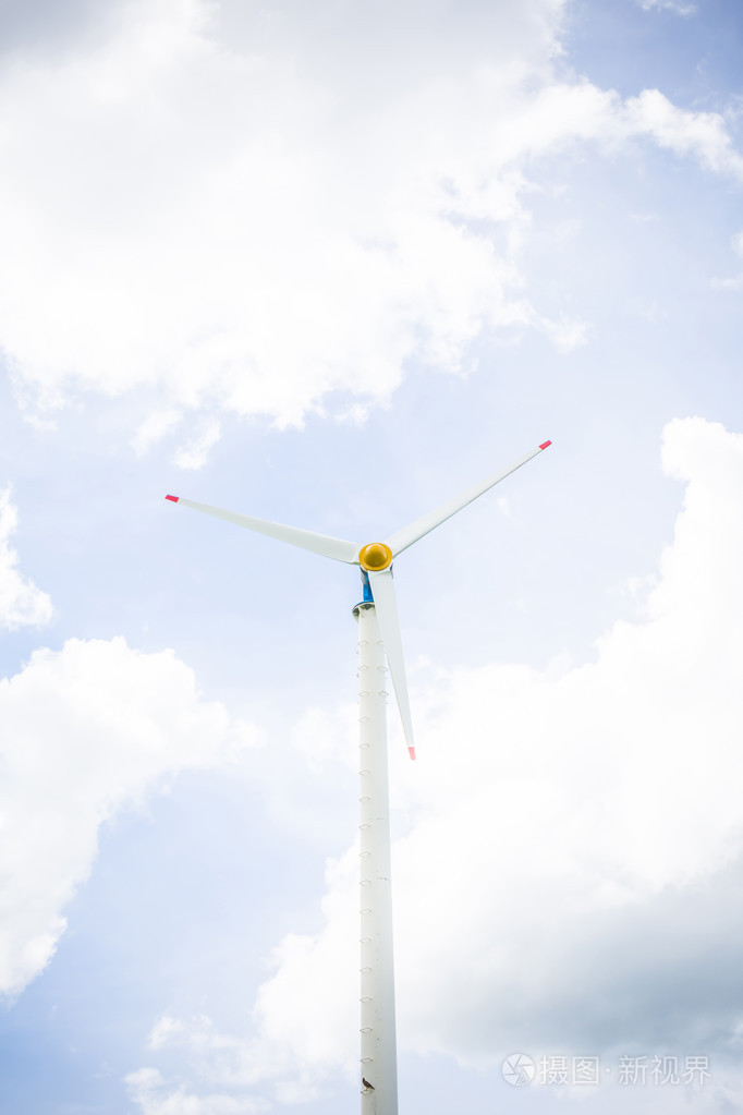 生态力量，风力涡轮机与多云