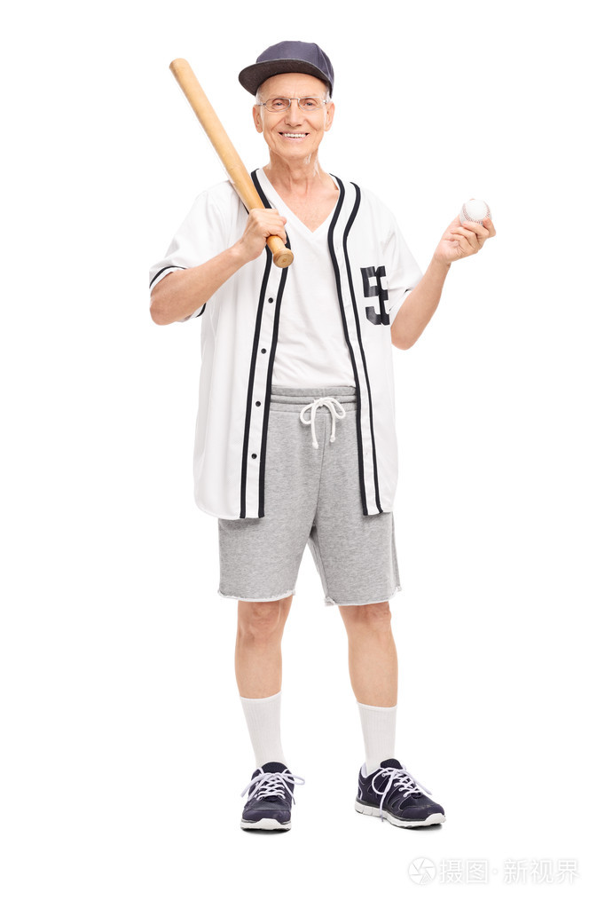 老人拿着一根棒球棒