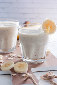 香蕉冰鲜果汁与香蕉, 牛奶, 杏仁, 蜂蜜, 选择性焦点照片