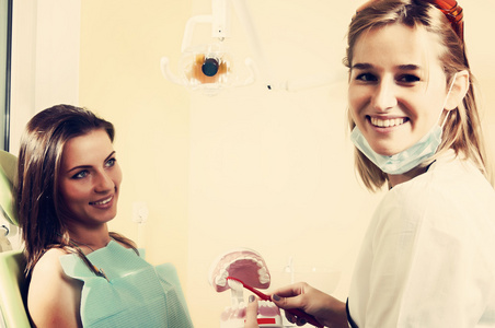 牙医和病人在牙科诊所图片
