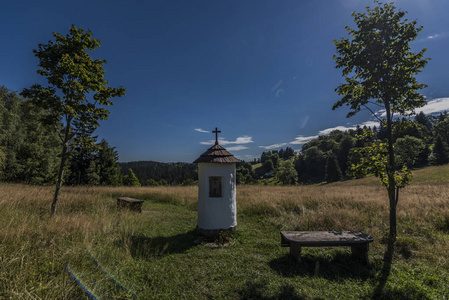 白色小教堂 Velke Karlovice 村附近