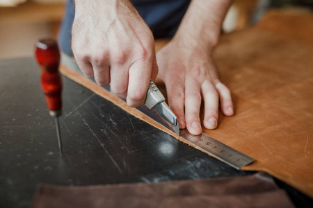 男手与皮肤的班主任工作.小型企业照片
