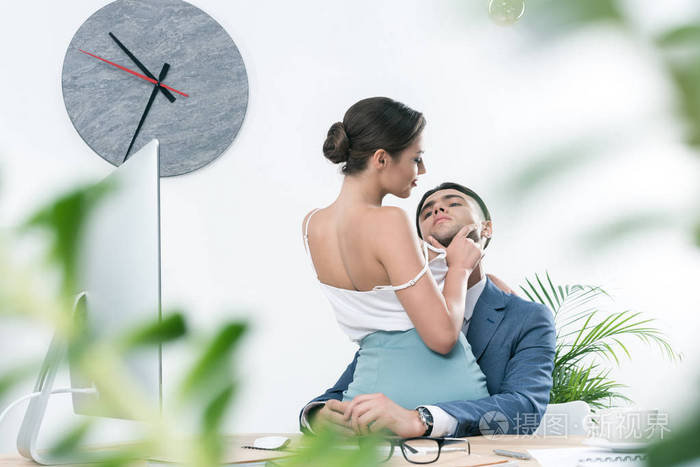 拥抱在工作场所的前戏的商人