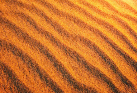 金色的沙漠沙子，在作为背景的日落