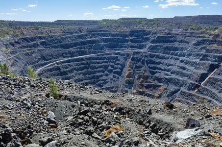 绿孔雀石蓝铜矿晶体铜矿产宏白色背景上的大型矿物石黄铜矿碲铜矿结晶