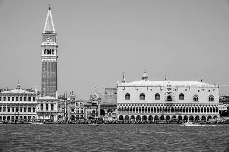 威尼斯在钟楼和总督宫的 St 标志地方典型天际线