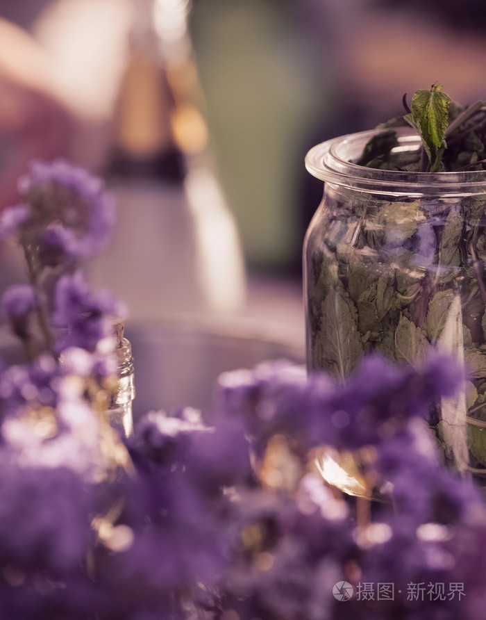 干淡紫色的野花 罐和干薄荷照片 正版商用图片0brvba 摄图新视界
