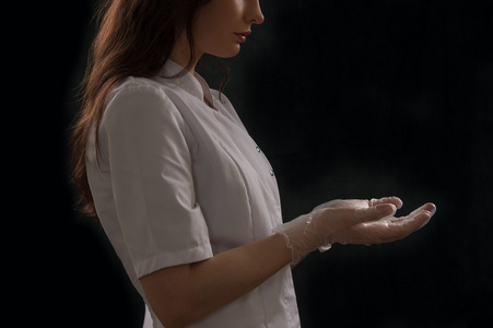 医生介绍的东西医生抱着的东西照片