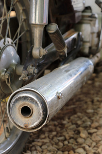 肮脏的旧摩托车排气管图片