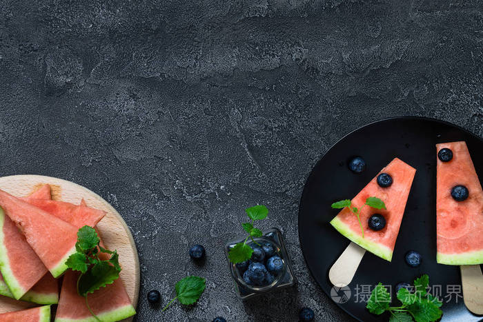 西瓜冰棒与蓝莓。甜的小吃概念。顶视图