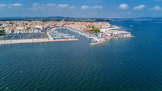 空中的小船和游艇在从法国南部港口的美泽镇滨海的顶视图